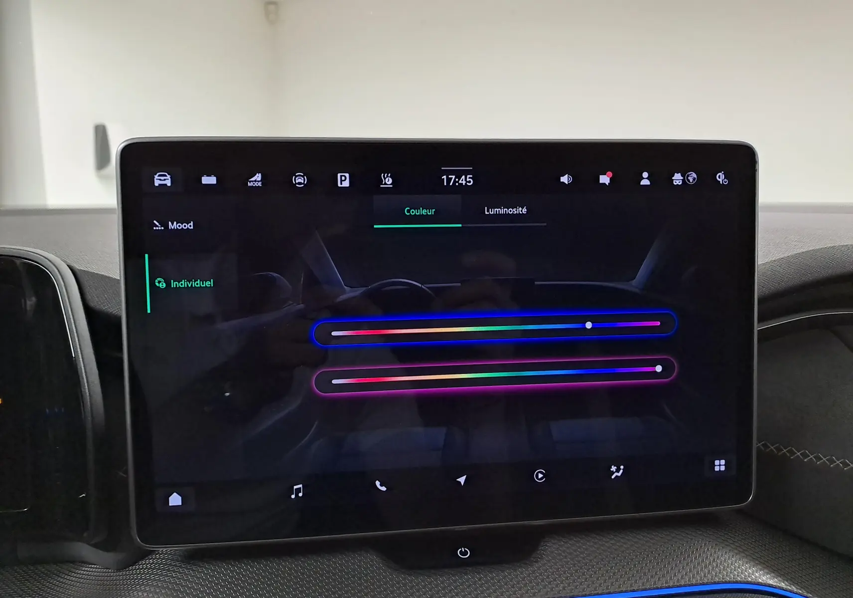 Écran tactile intérieur du Skoda Kodiaq 2025 affichant les réglages de couleur d'ambiance lumineuse.