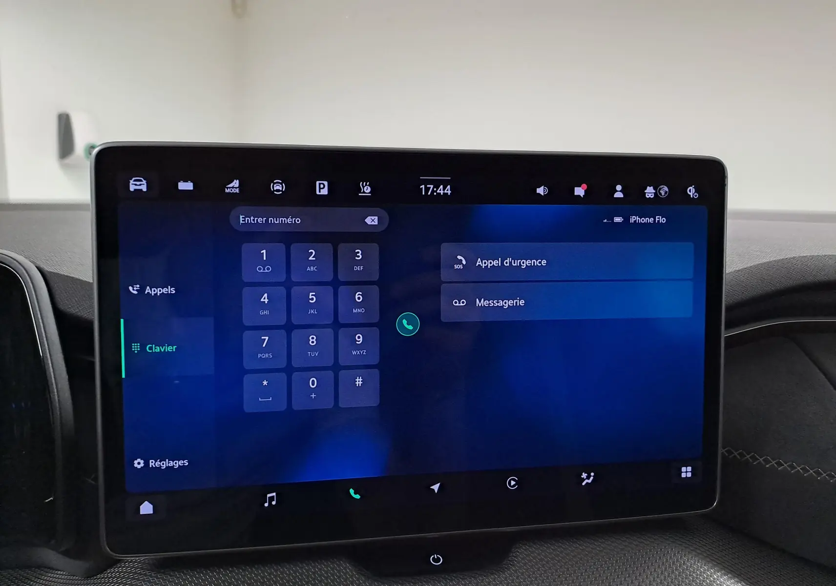 Écran tactile central du Skoda Kodiaq noir Magic nacré affichant le clavier téléphonique en intérieur.