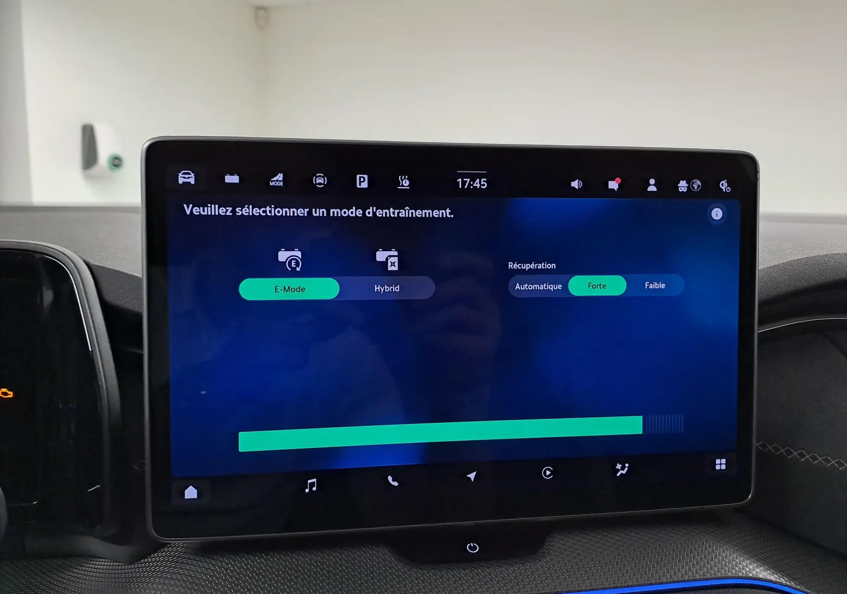 Écran tactile central du Skoda Kodiaq noir Magic nacré, affichant les modes de conduite hybride et électrique.