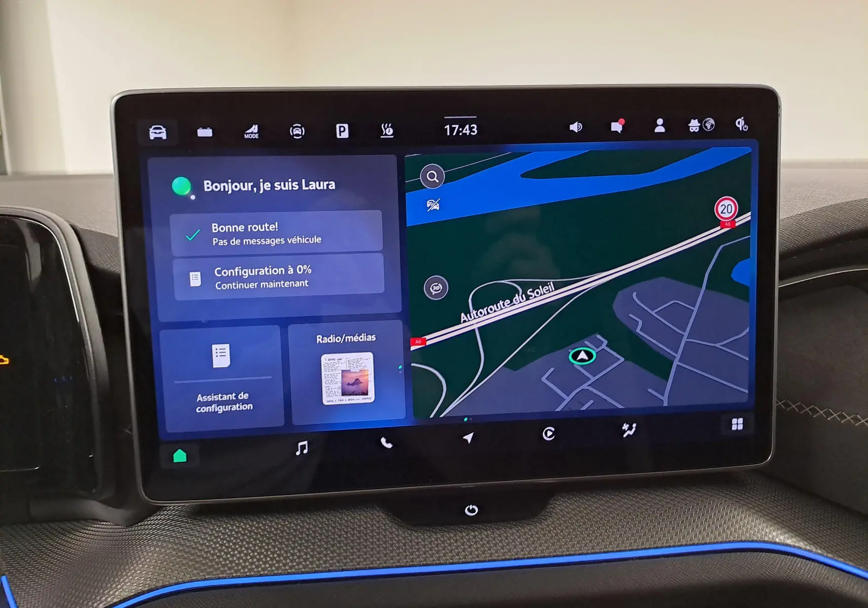 Écran tactile central affichant la navigation et l'assistant vocal dans un Skoda Kodiaq Noir Magic nacré, vue intérieure.