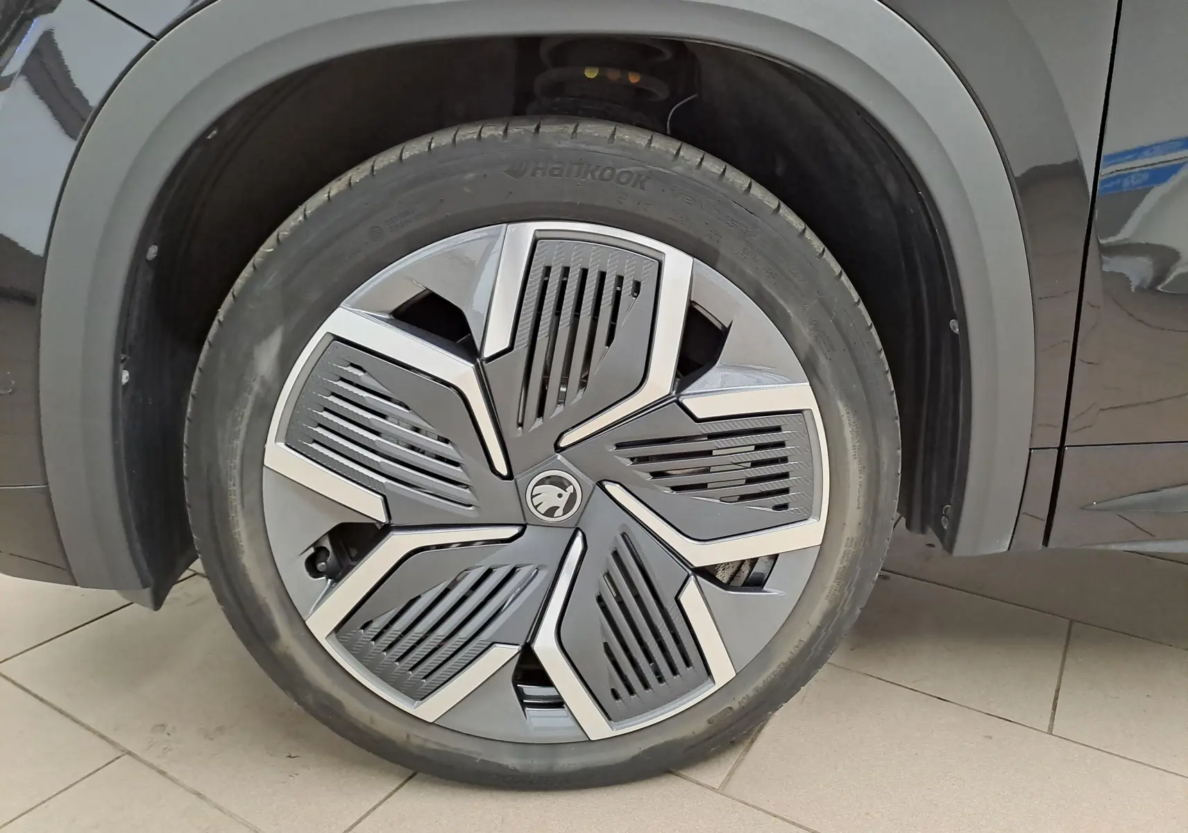 Gros plan sur la jante alliage 20'' Rila anthracite du côté avant droit du Skoda Kodiaq Noir Magic nacré.