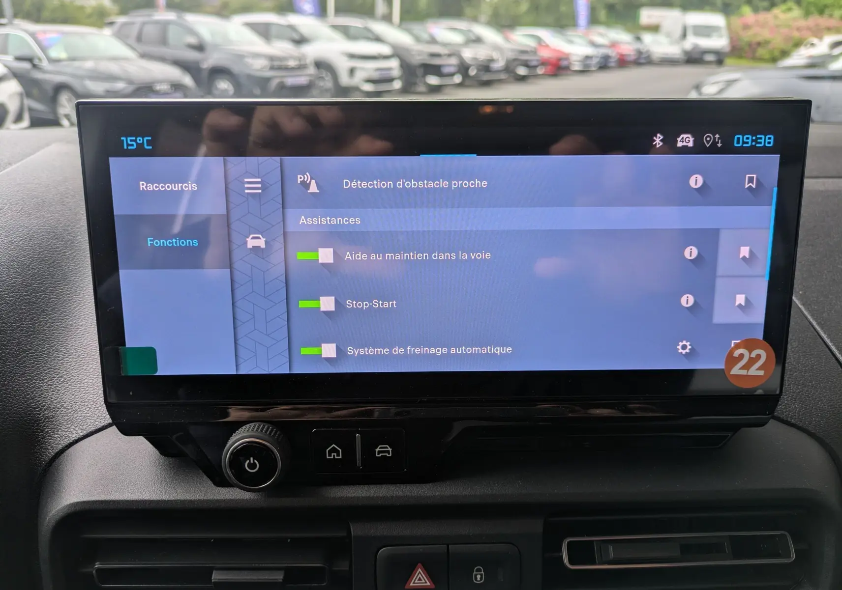 Écran tactile central du tableau de bord du Citroën Berlingo blanc, affichant les réglages d’alerte et sécurité.