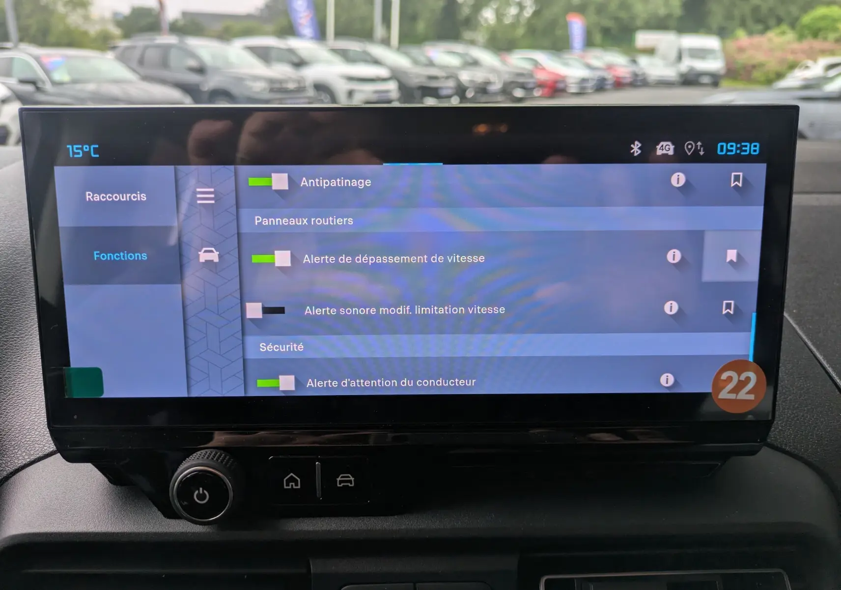 Écran tactile central du Citroën Berlingo blanc 2025 affichant la fonction Mirror Screen, vue intérieure frontale.