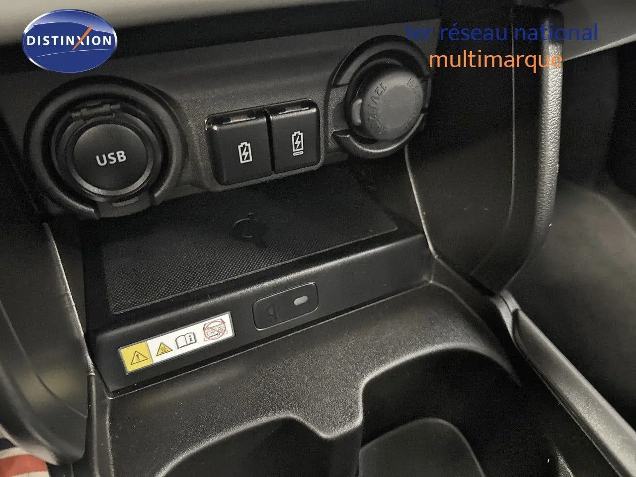 Détail de la console centrale d’une Suzuki Swift 1.2 Pack Hybrid 2024, montrant prises USB et ports de recharge.