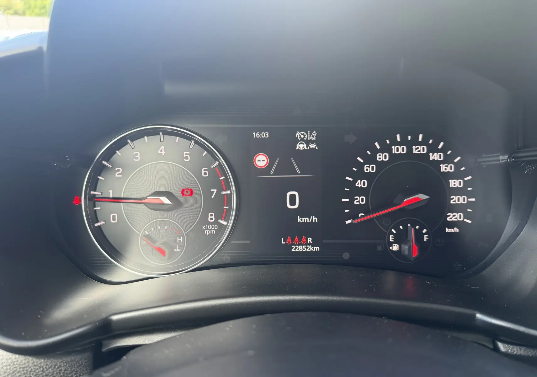 Vue rapprochée du tableau de bord de la Suzuki Swift 1.2 Pack Hybrid 2024, affichant compte-tours, vitesse à 0 km/h et jauge de carburant.
