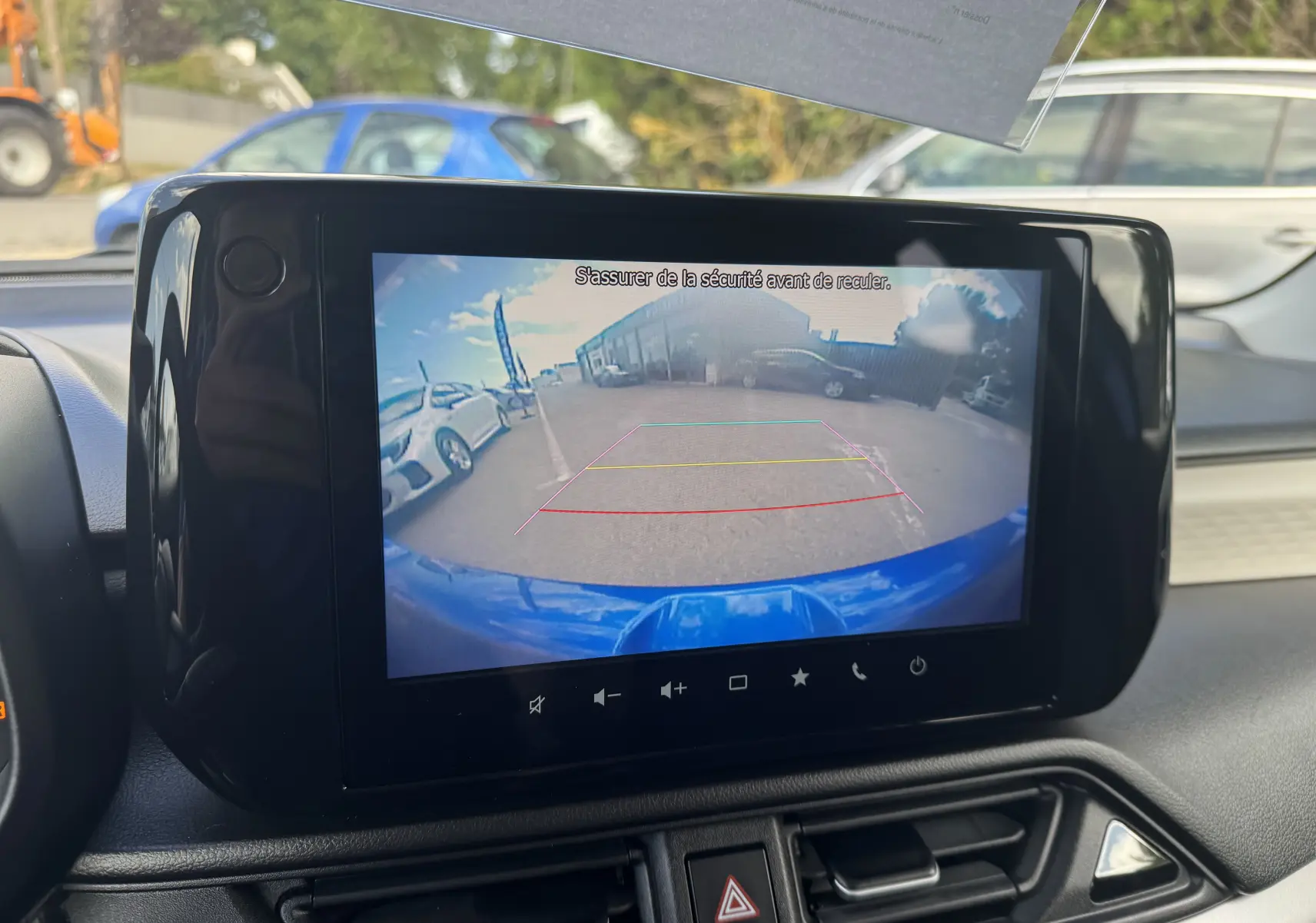 Vue intérieure sur l'écran de caméra de recul d'une Suzuki Swift 1.2 Pack Hybrid bleu, avec le pare-chocs arrière visible.