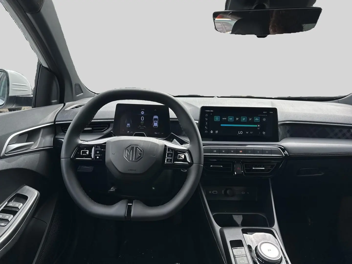Vue frontale de l'habitacle du MG3 blanc 2026, avec volant multifonction, écran tactile et tableau de bord numérique.