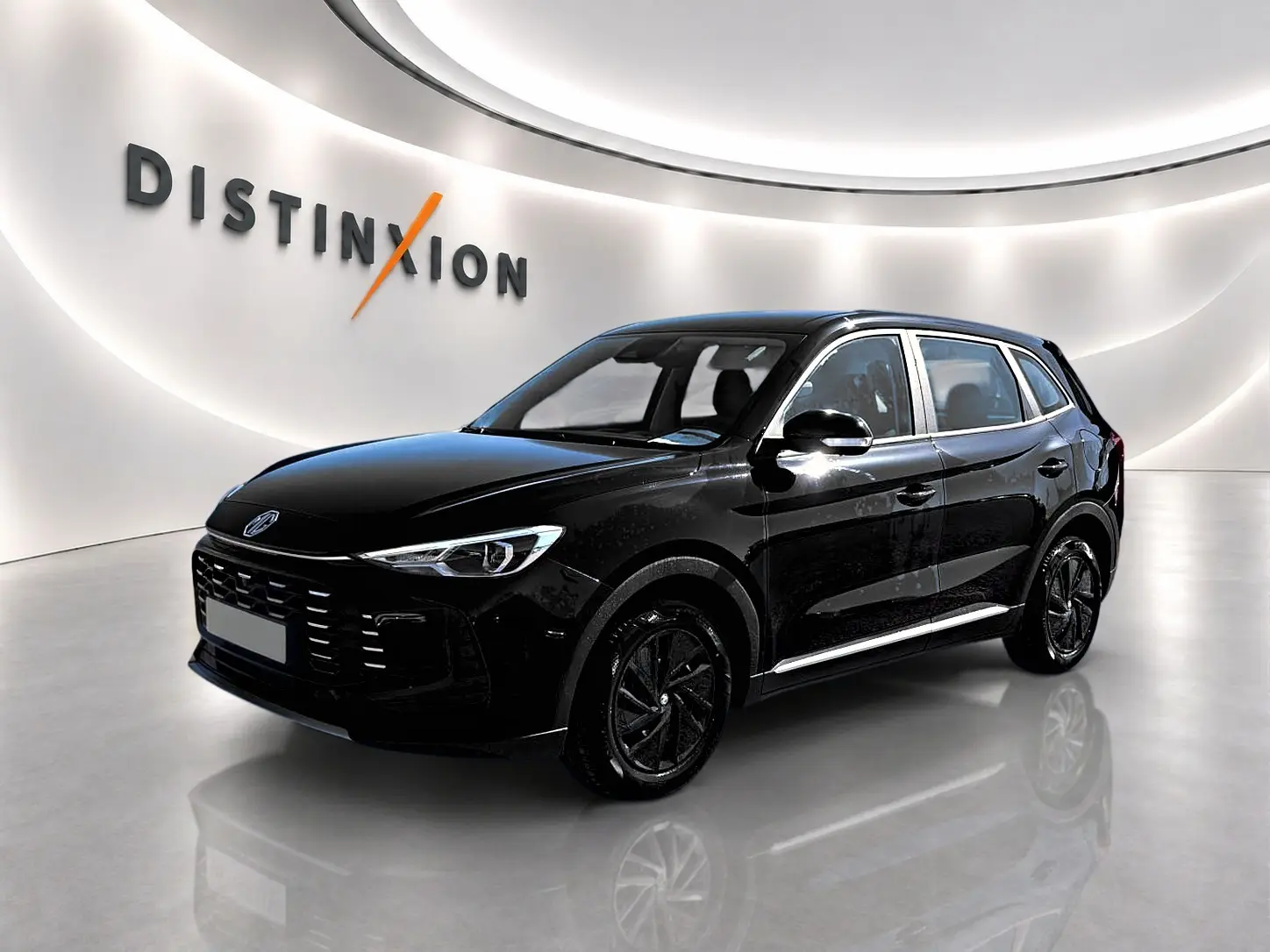 MG Motor ZS hybride noir en 3/4 avant droit dans un showroom lumineux avec logo Distinxion en arrière-plan.