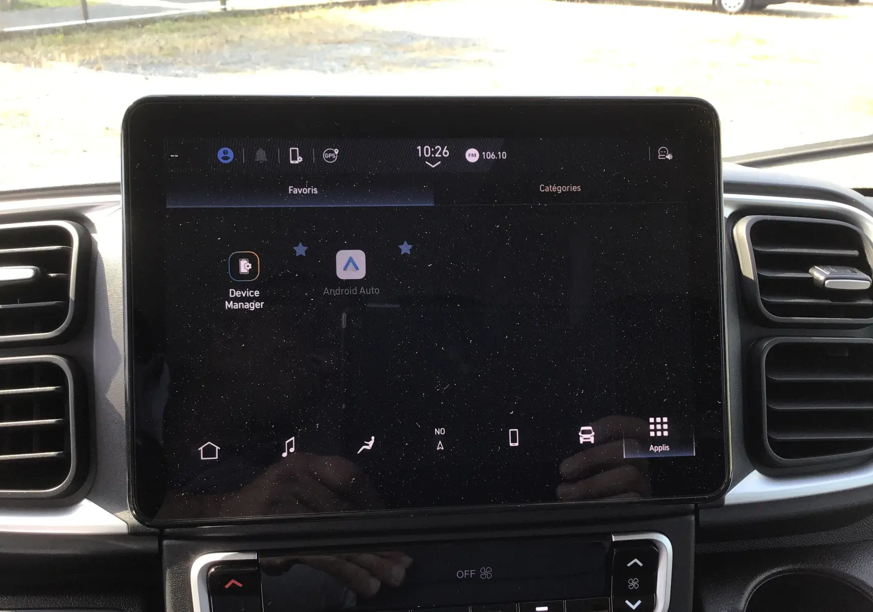 Écran tactile central du tableau de bord du Peugeot Boxer Fourgon gris, affichant Android Auto et commandes climatisation.