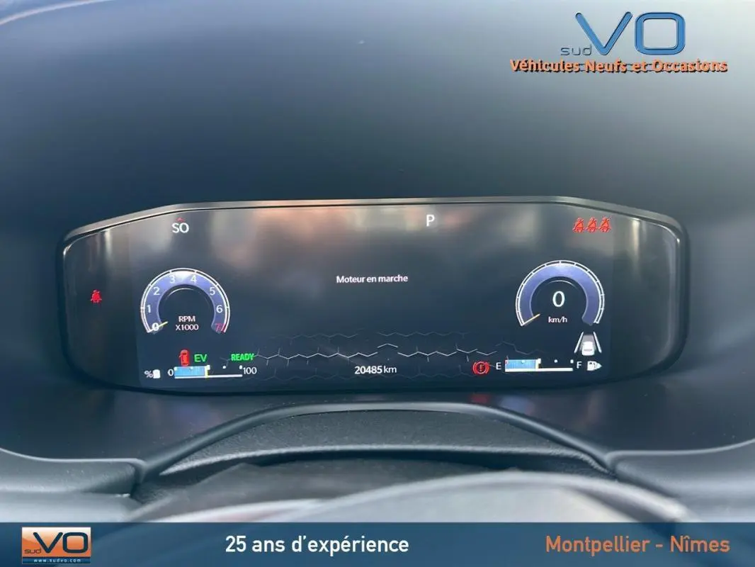 Affichage numérique du tableau de bord du Jeep Compass noir 2024, montrant la vitesse à 0 km/h et le moteur en marche.