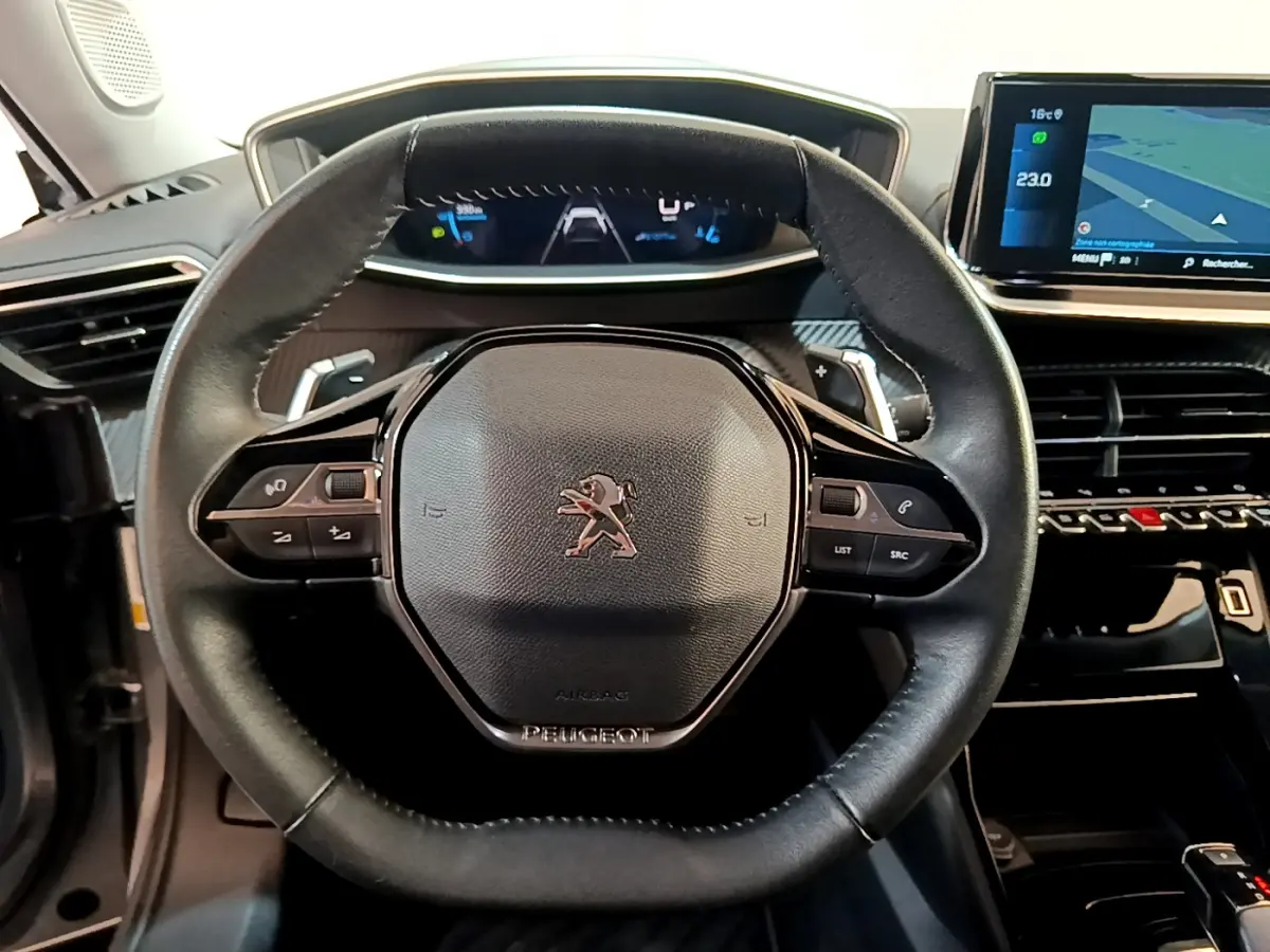 Volant cuir multifonctions de Peugeot 2008 PureTech 130 2021 avec tableau de bord numérique et écran tactile latéral.