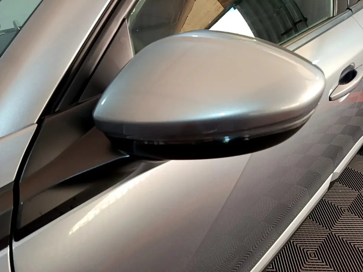 Rétroviseur côté gauche gris clair du Peugeot 2008 PureTech 130 S&S EAT8 Allure Business 2021, vue rapprochée.