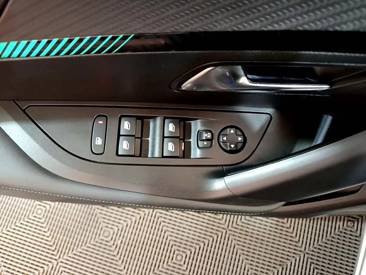 Gros plan sur la commande des vitres et rétroviseurs côté conducteur du Peugeot 2008 gris clair 2021.