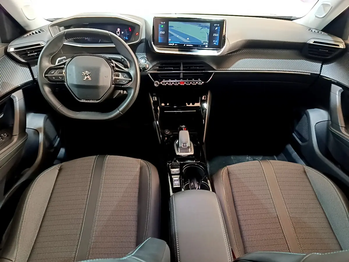 Intérieur Peugeot 2008 PureTech 130 2021 vu de face, tableau de bord avec écran tactile et volant cuir multifonctions.