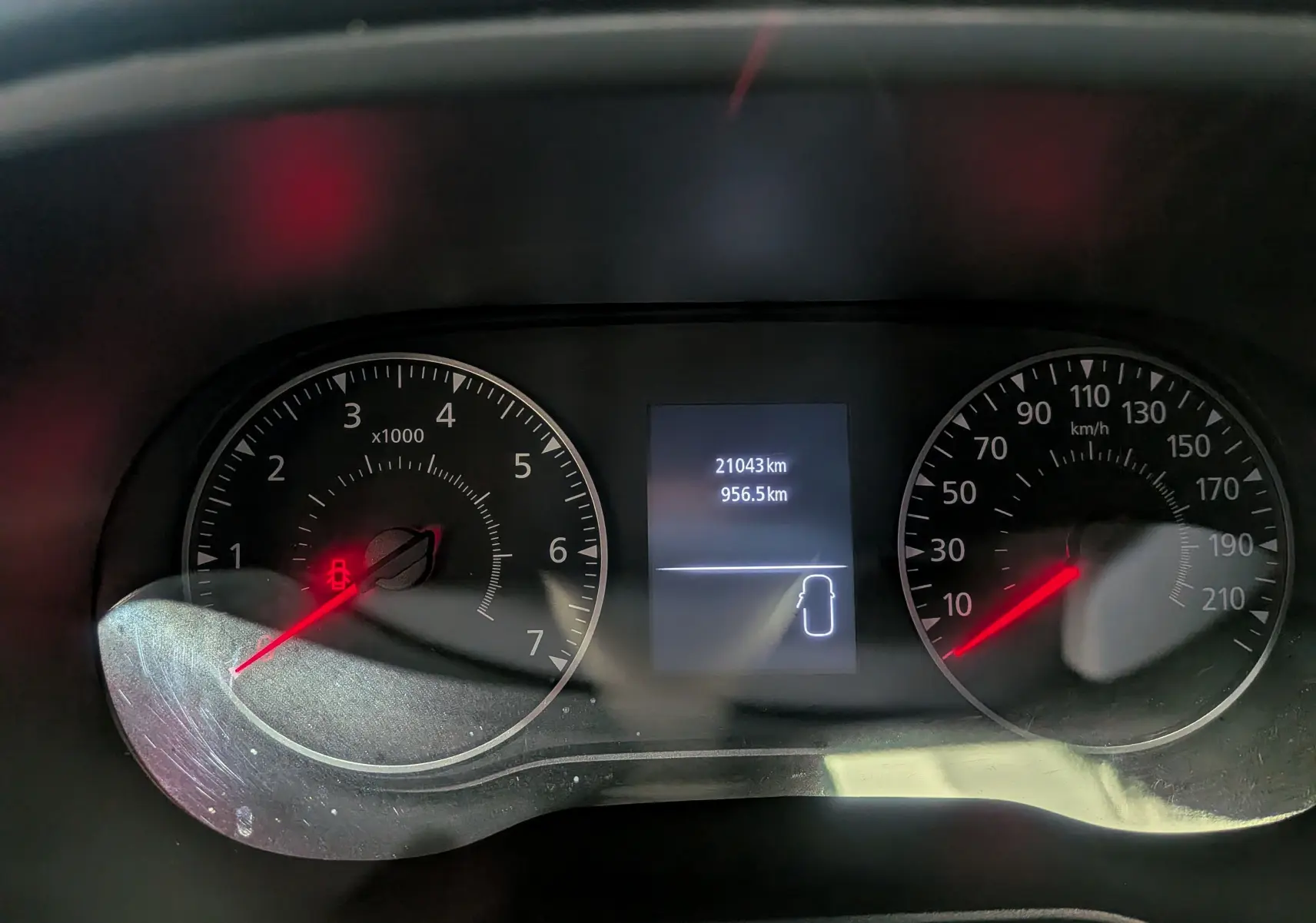 Vue rapprochée du tableau de bord du Dacia Duster 2023 montrant le compteur de vitesse et le compte-tours avec affichage digital.