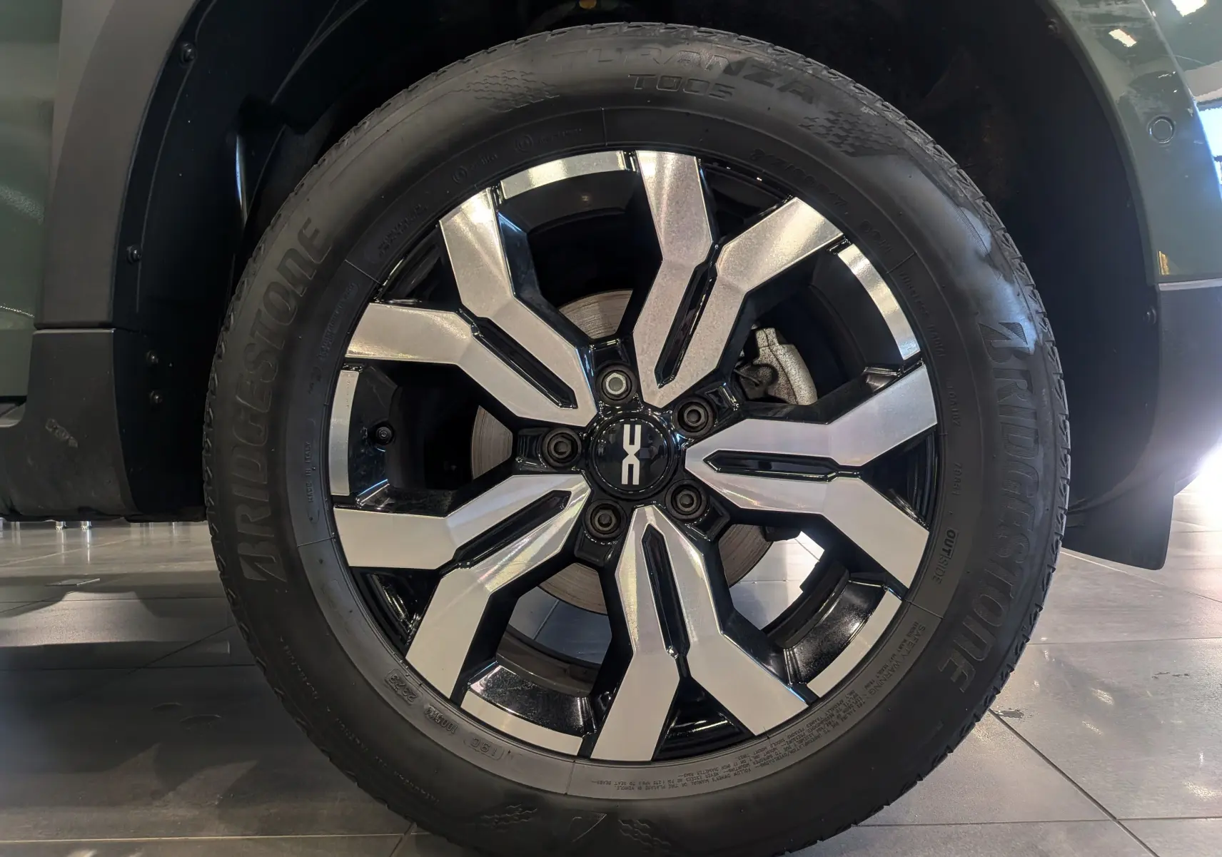 Gros plan sur la jante alliage biton du Dacia Duster 2023 Kaki Lichen, avec pneu Bridgestone visible.
