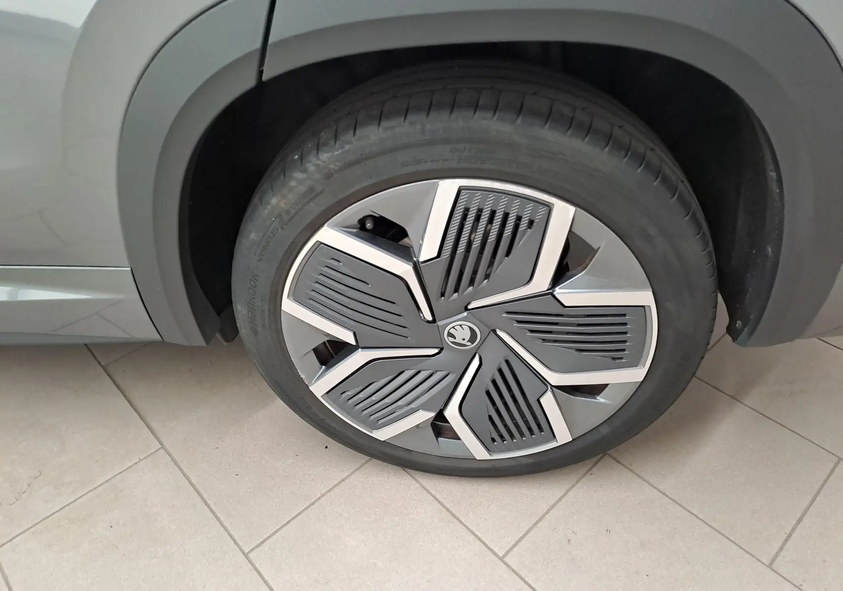 Gros plan sur la jante alliage anthracite 20'' du côté gauche du Skoda Kodiaq gris graphite 2025.