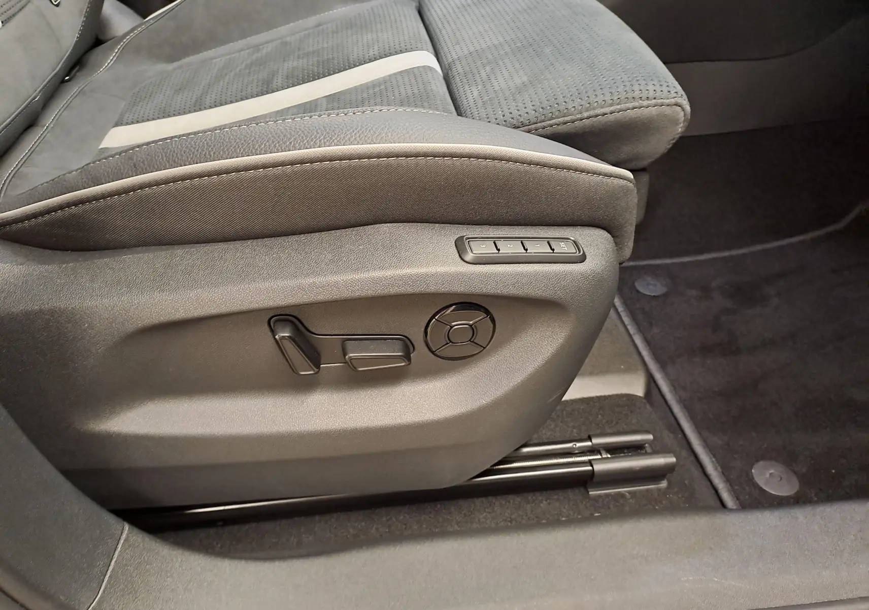Gros plan sur les commandes de réglage électrique du siège avant droit du Skoda Kodiaq Sportline gris graphite 2025.