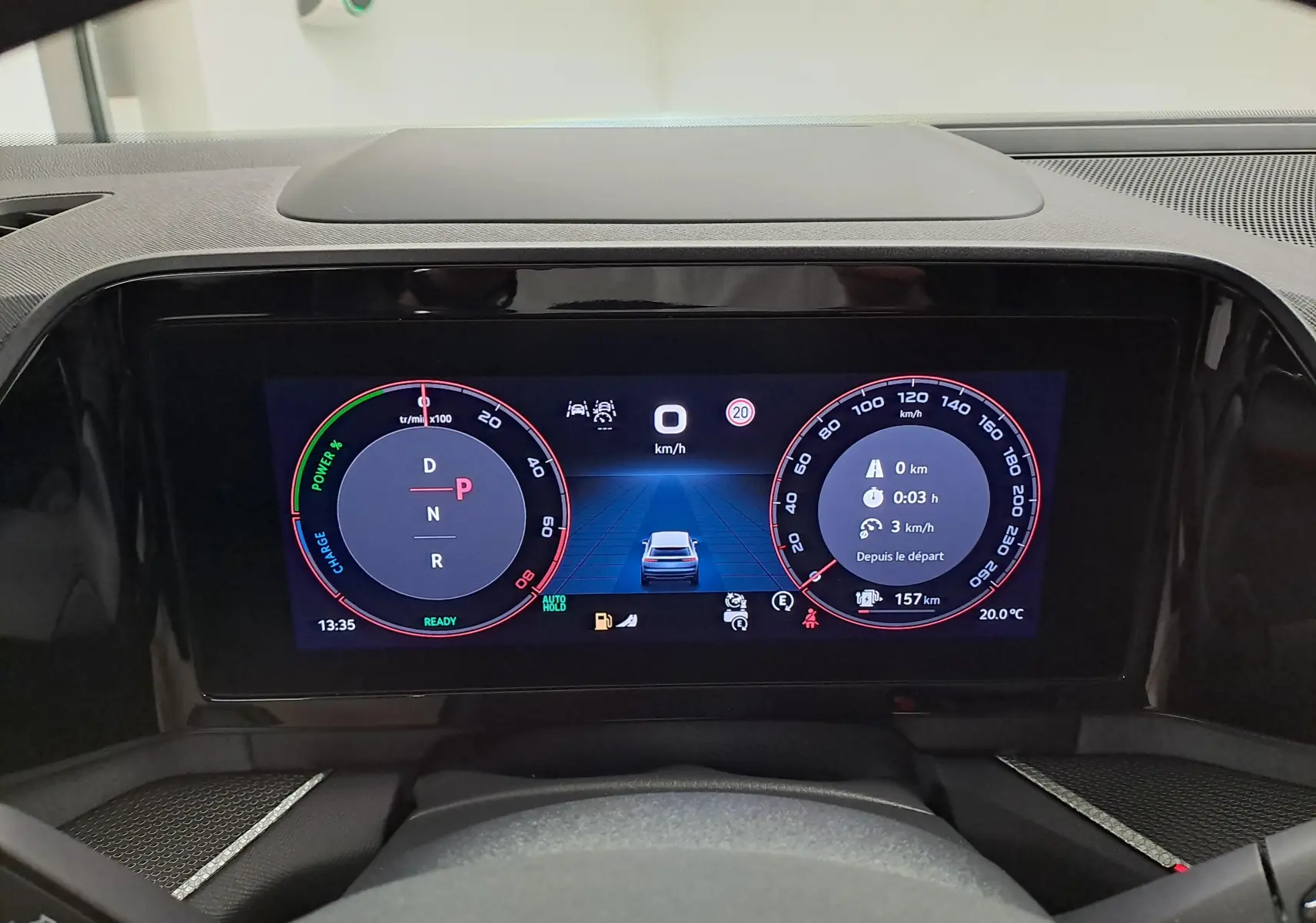Vue rapprochée du tableau de bord numérique du Skoda Kodiaq 2025, affichage digital clair avec indicateurs de vitesse et autonomie.