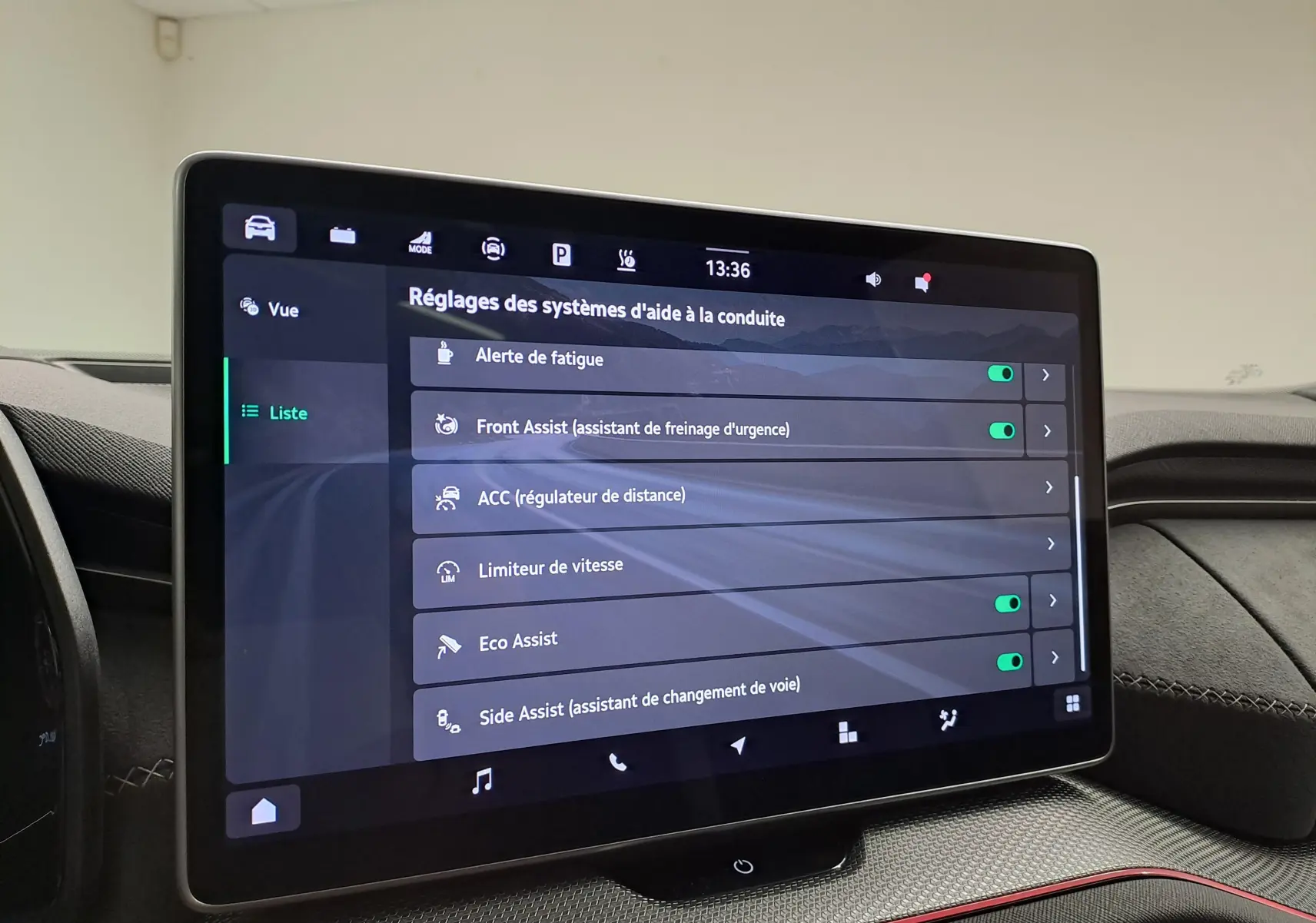 Écran tactile central du Skoda Kodiaq 2025 affichant les réglages des aides à la conduite, intérieur moderne et épuré.