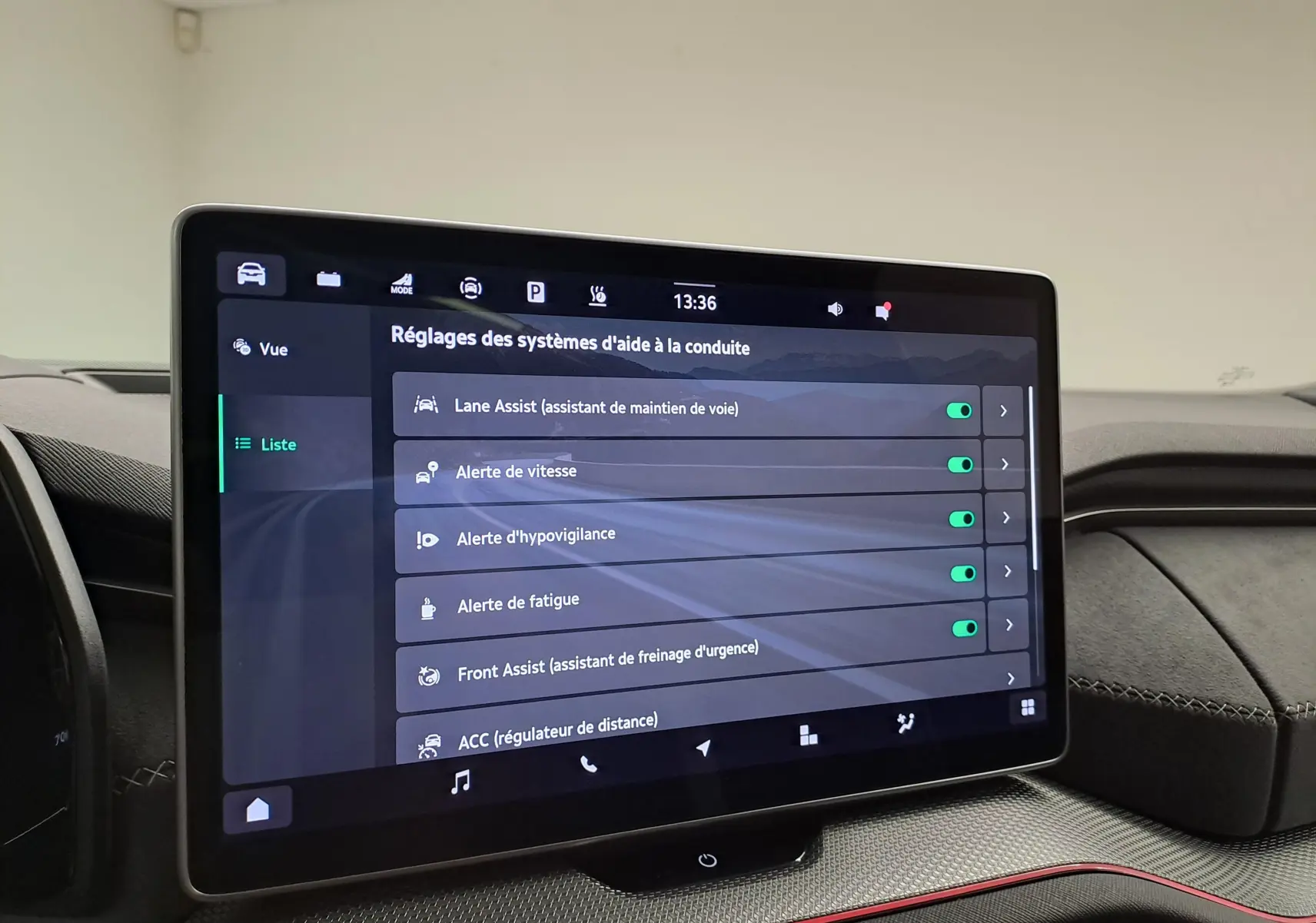 Écran tactile intérieur du Skoda Kodiaq gris graphite affichant les réglages des aides à la conduite.