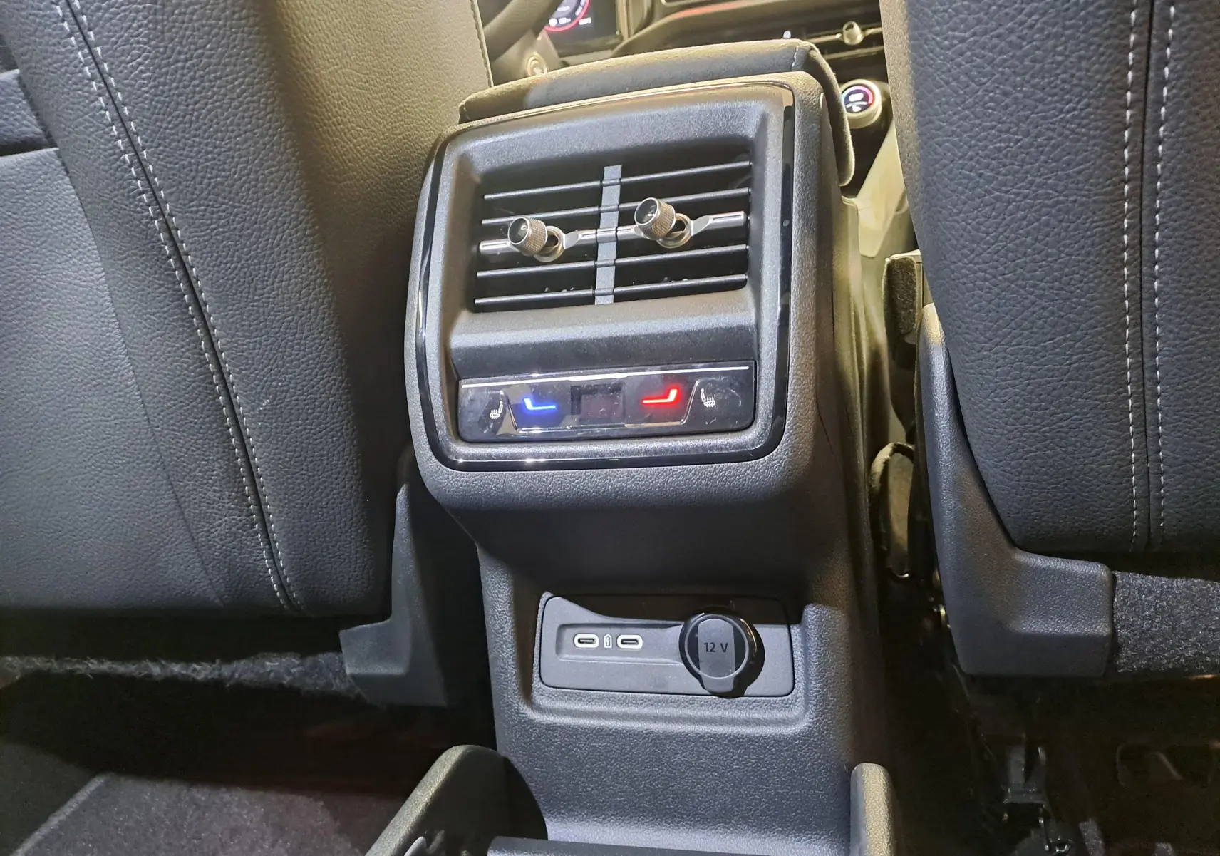 Vue rapprochée de la console arrière avec commandes de climatisation et ports USB du Skoda Kodiaq gris graphite 2025.