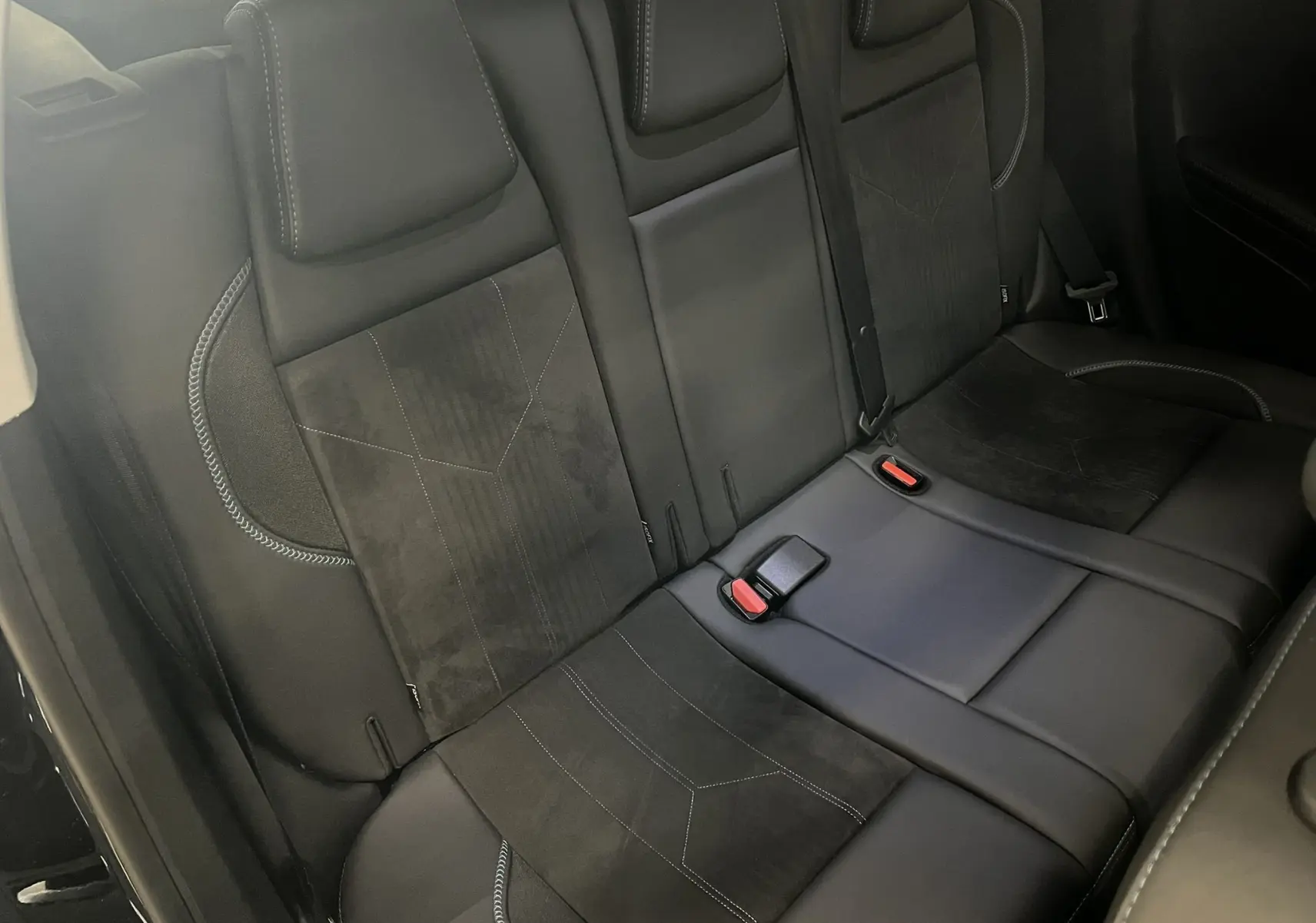 Vue rapprochée des sièges arrière en cuir noir du Peugeot 2008 Crossway, montrant les ceintures de sécurité et les finitions en surpiqûres.