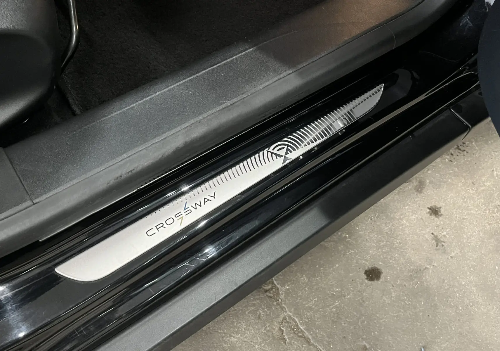 Gros plan sur la plaque de seuil de porte noire du Peugeot 2008 Crossway avec logo et inscription CROSSWAY visible.