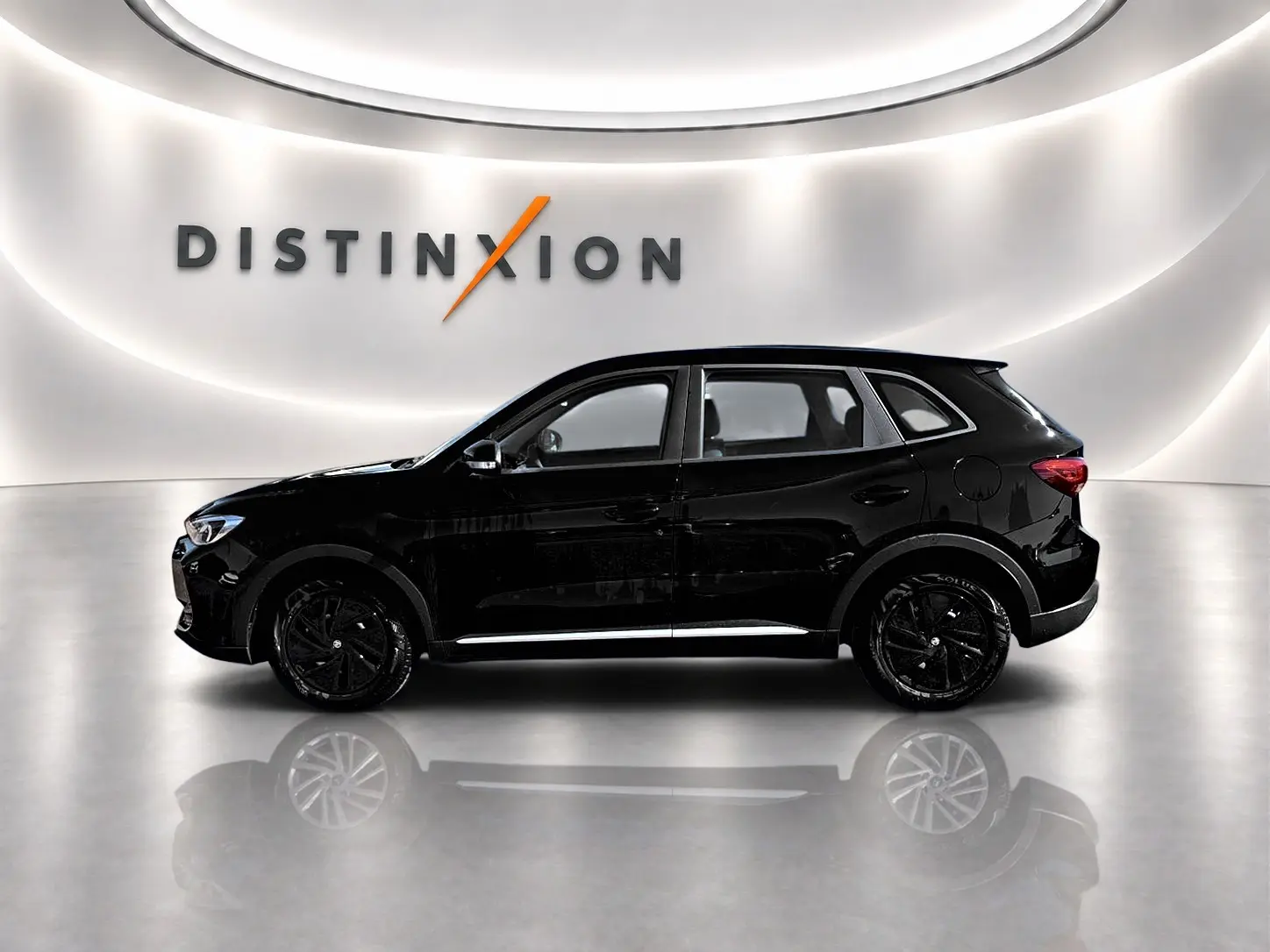 Vue de profil côté gauche d'un MG ZS 1.5 hybrid 197 noir, avec jantes noires et boucliers couleur carrosserie.