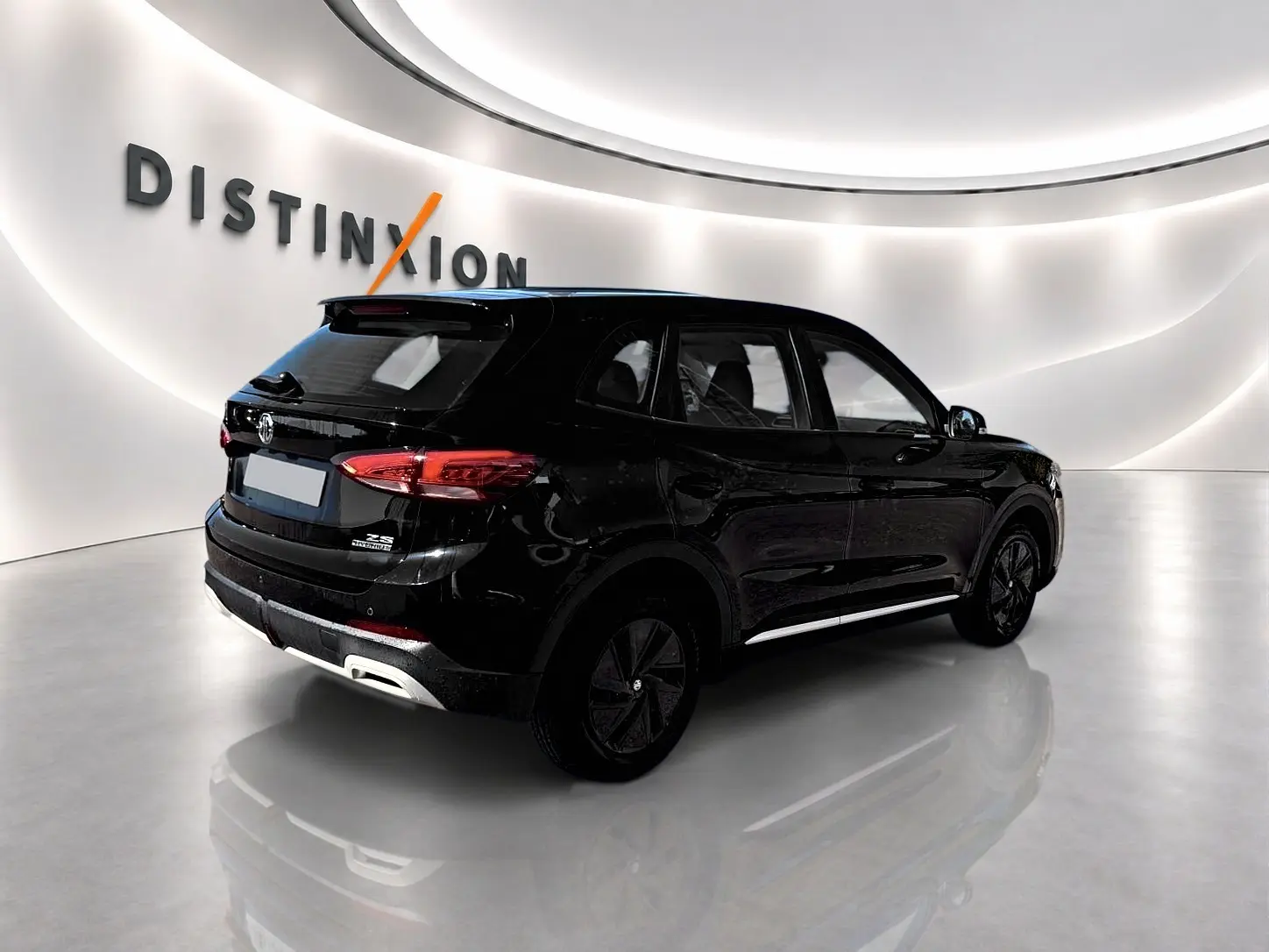 Vue 3/4 arrière droite du SUV MG ZS 1.5 hybrid noir brillant avec feux arrière LED et becquet arrière.