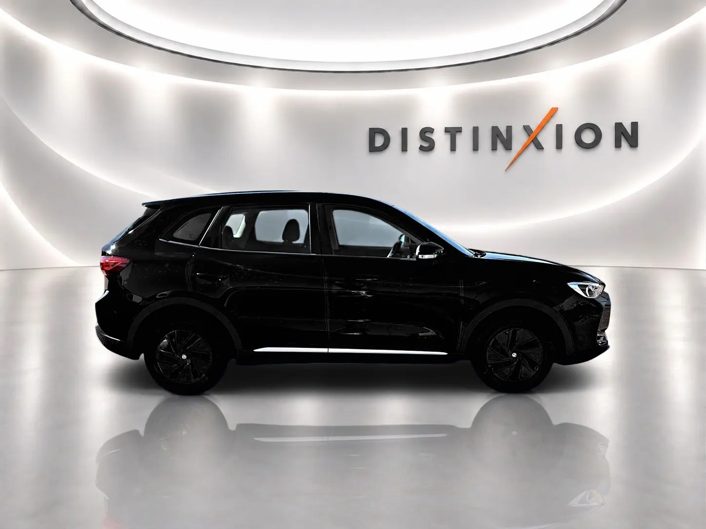 MG Motor ZS 1.5 hybrid noir en profil droit dans un showroom avec éclairage moderne et logo Distinxion en arrière-plan.