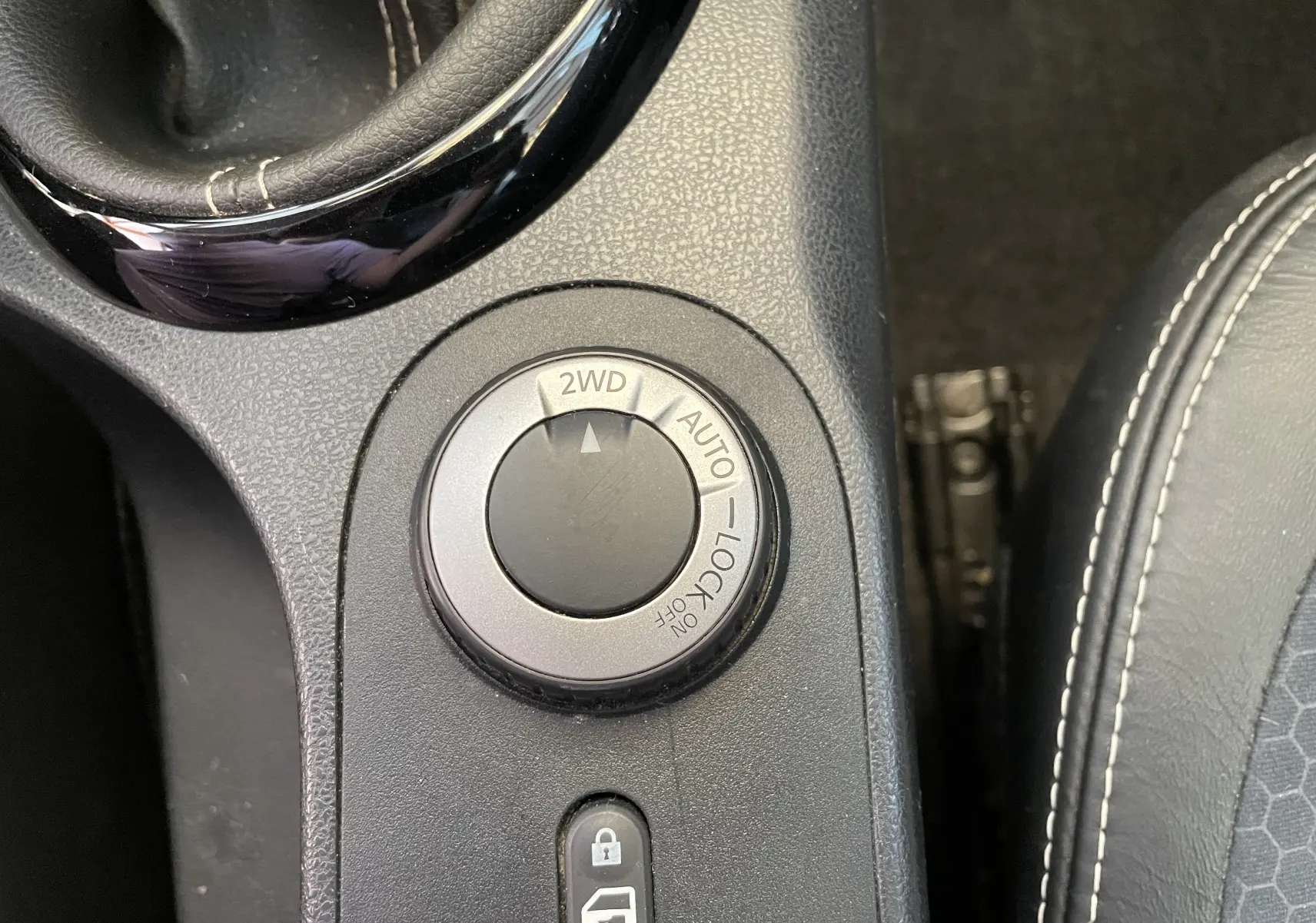 Sélecteur de mode 4x4 avec options 2WD, Auto et Lock sur console centrale du Nissan Qashqai blanc 2013.