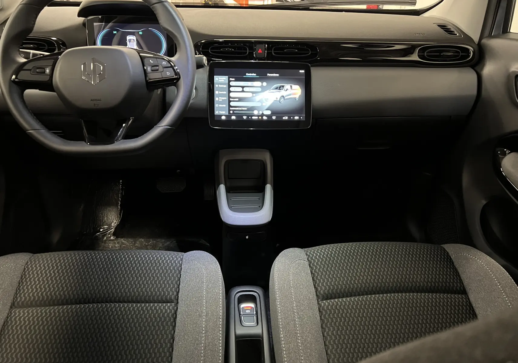 Intérieur de la Renault ZOE LEAPMOTOR T03 2024, vue frontale du tableau de bord avec écran tactile et volant multifonction.