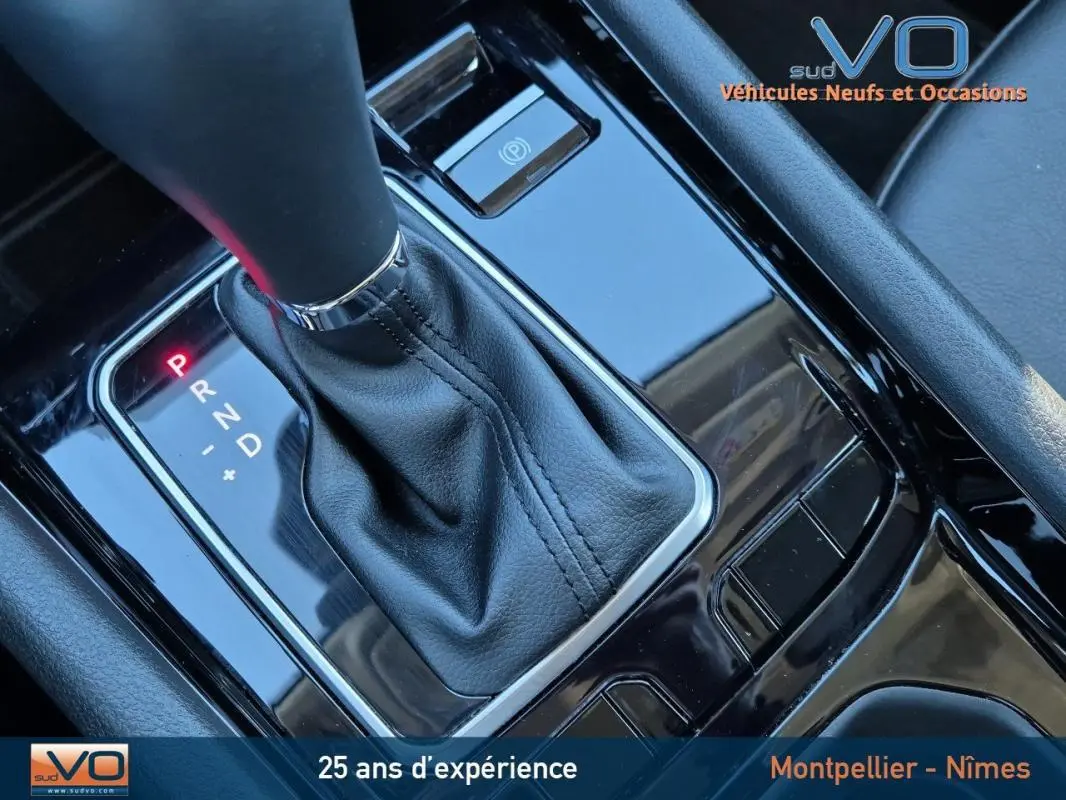 Gros plan sur la commande de boîte automatique et frein de parking du Jeep Compass gris 2024 e-Hybrid Altitude.