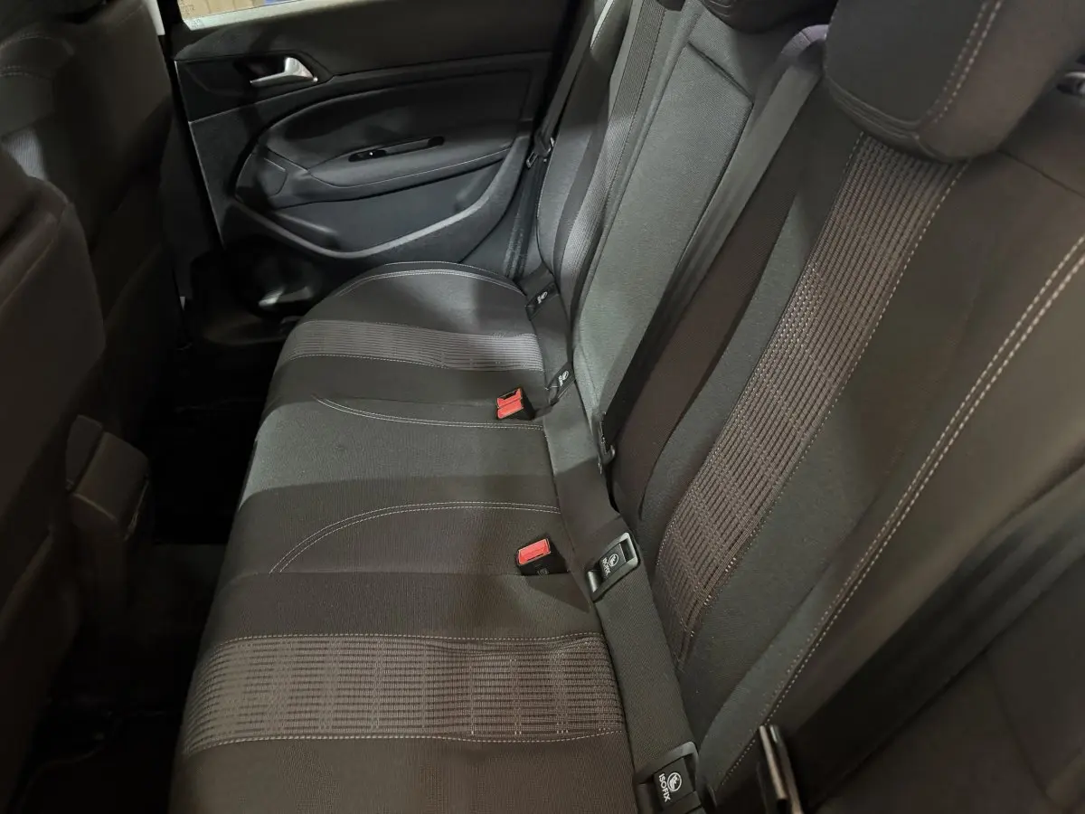 Vue intérieure de la banquette arrière noire de la Peugeot 308 Puretech 130 S&S EAT8 Allure 2020.