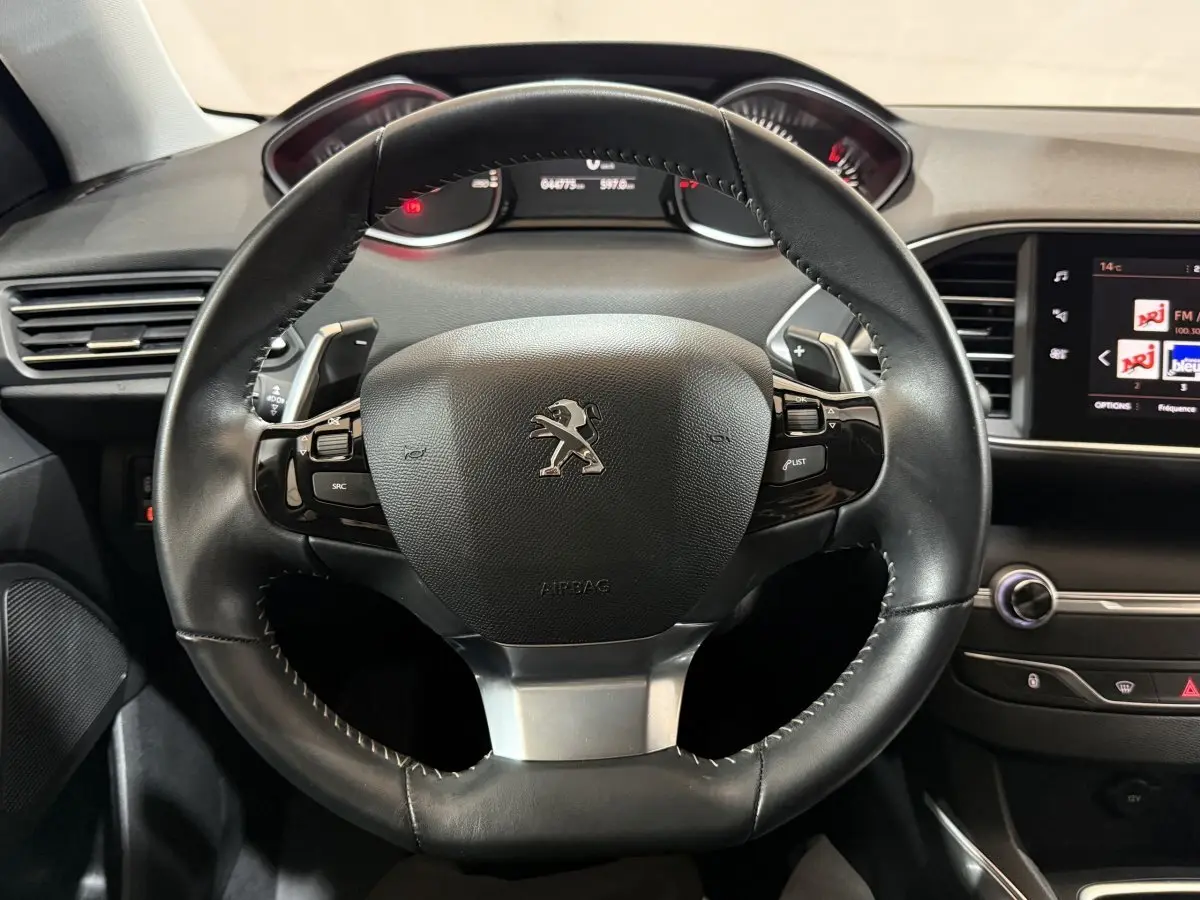 Volant cuir noir de Peugeot 308 Puretech 130 S&S Allure 2020 avec commandes intégrées et tableau de bord numérique.