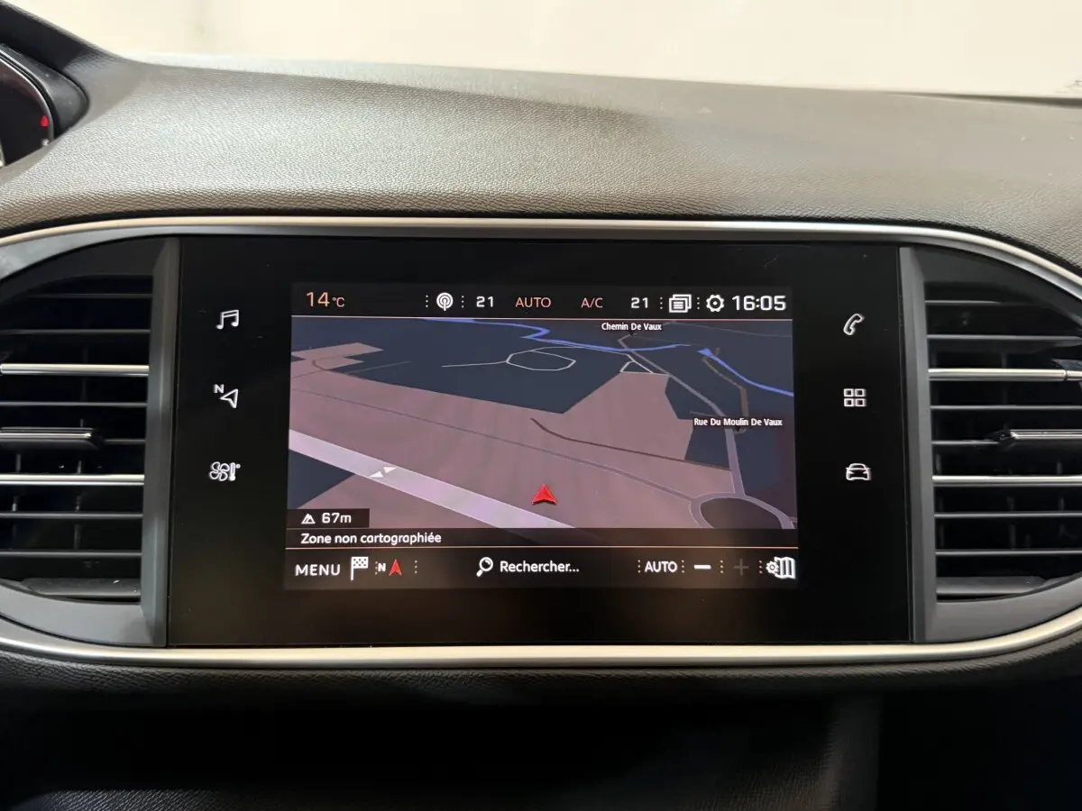 Écran tactile central du tableau de bord de la Peugeot 308 noir, affichant la navigation GPS en intérieur.