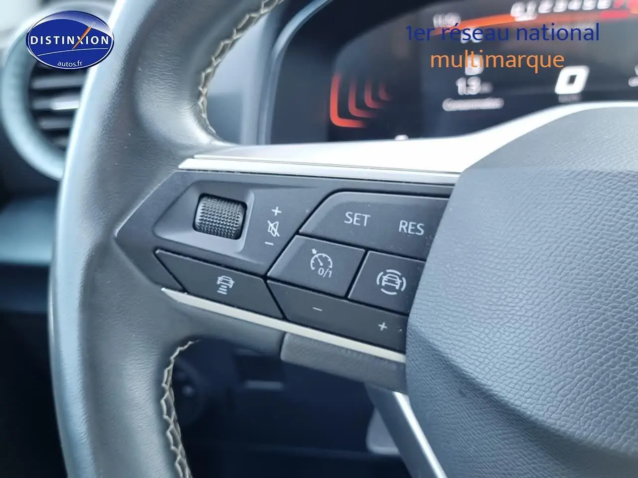 Gros plan sur les commandes multifonctions du volant cuir noir de la SEAT Arona 2023, version essence.