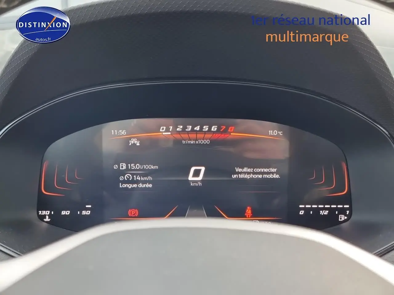 Tableau de bord numérique du SEAT Arona blanc 2023, affichage central clair avec compte-tours et vitesse à zéro.