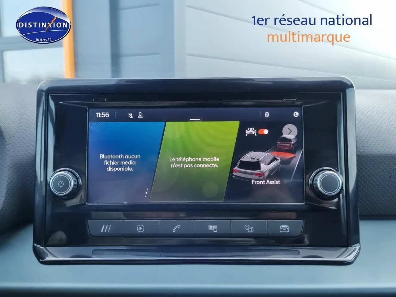 Écran tactile central du tableau de bord du SEAT Arona blanc 2023, affichant l'assistance Front Assist.