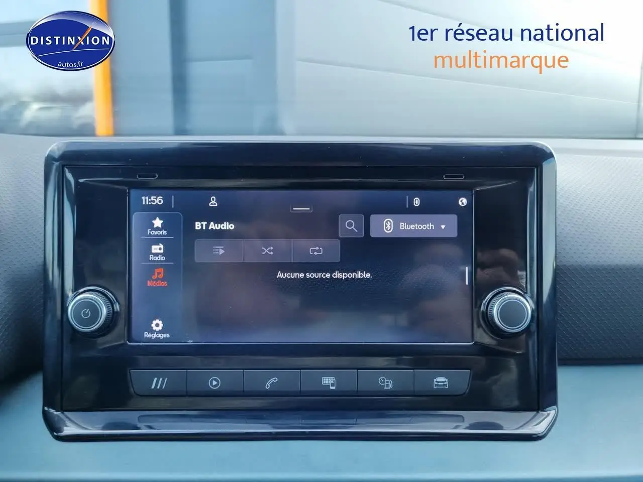 Écran tactile central de la SEAT Arona blanc, vue de face sur le tableau de bord intérieur.