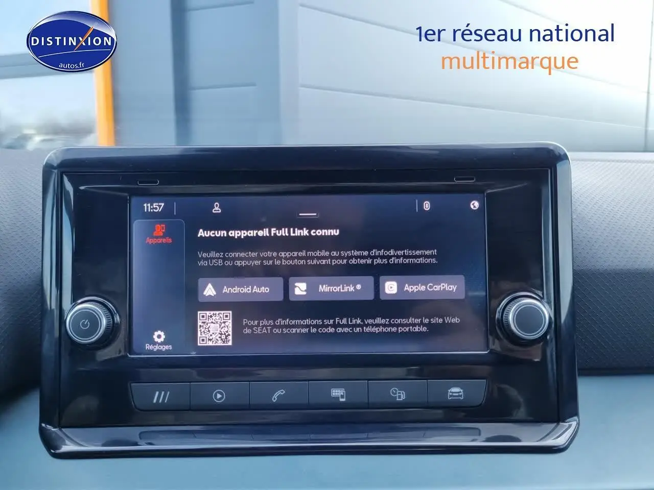 Écran tactile central du tableau de bord du SEAT Arona blanc, affichant les options Android Auto et Apple CarPlay.