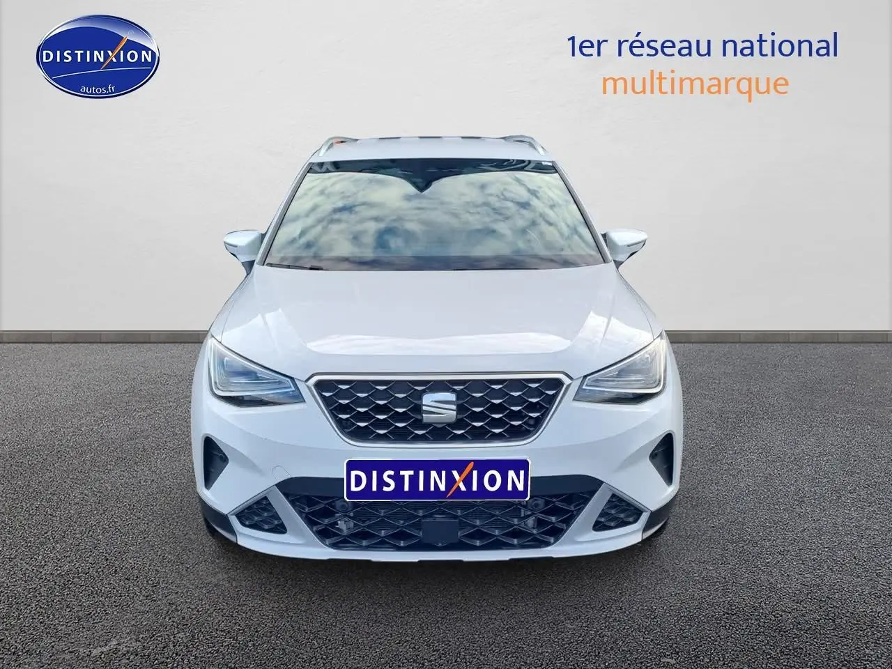 Vue frontale d’un SEAT Arona blanc 2023 avec calandre et phares LED distinctifs sur fond neutre.