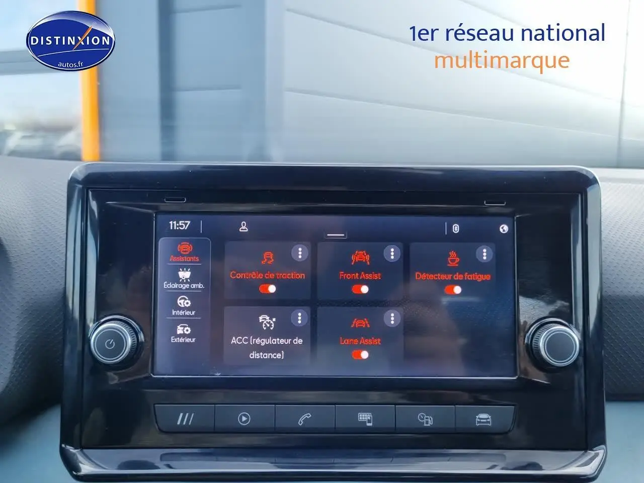 Écran tactile central du tableau de bord du SEAT Arona blanc, affichant les aides à la conduite activées.