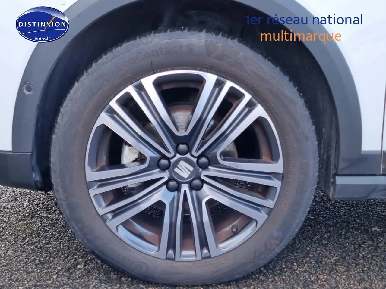 Gros plan sur la jante alu 17 pouces gris foncé du côté droit d’un SEAT Arona blanc 2023.