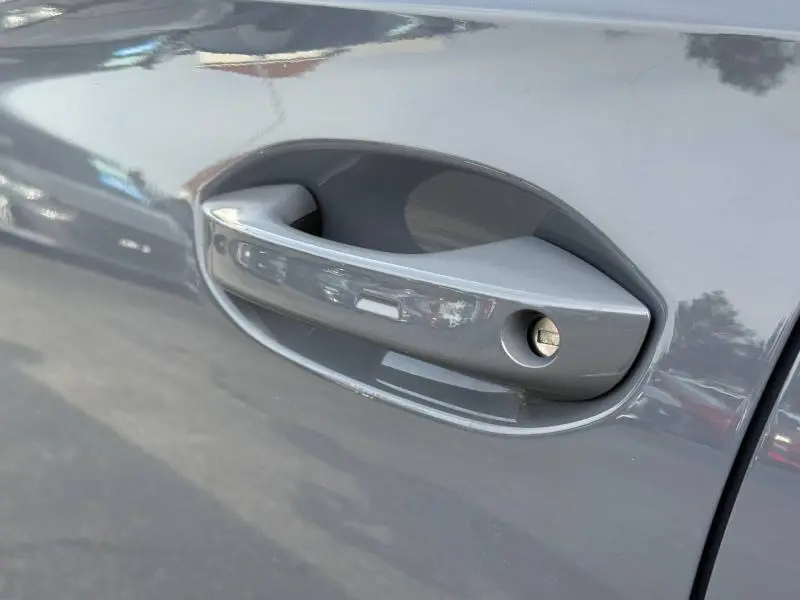 Poignée de porte côté gauche en gros plan sur CUPRA Formentor 2.0 TDI 150ch gris Graphène personnalisé 2026.