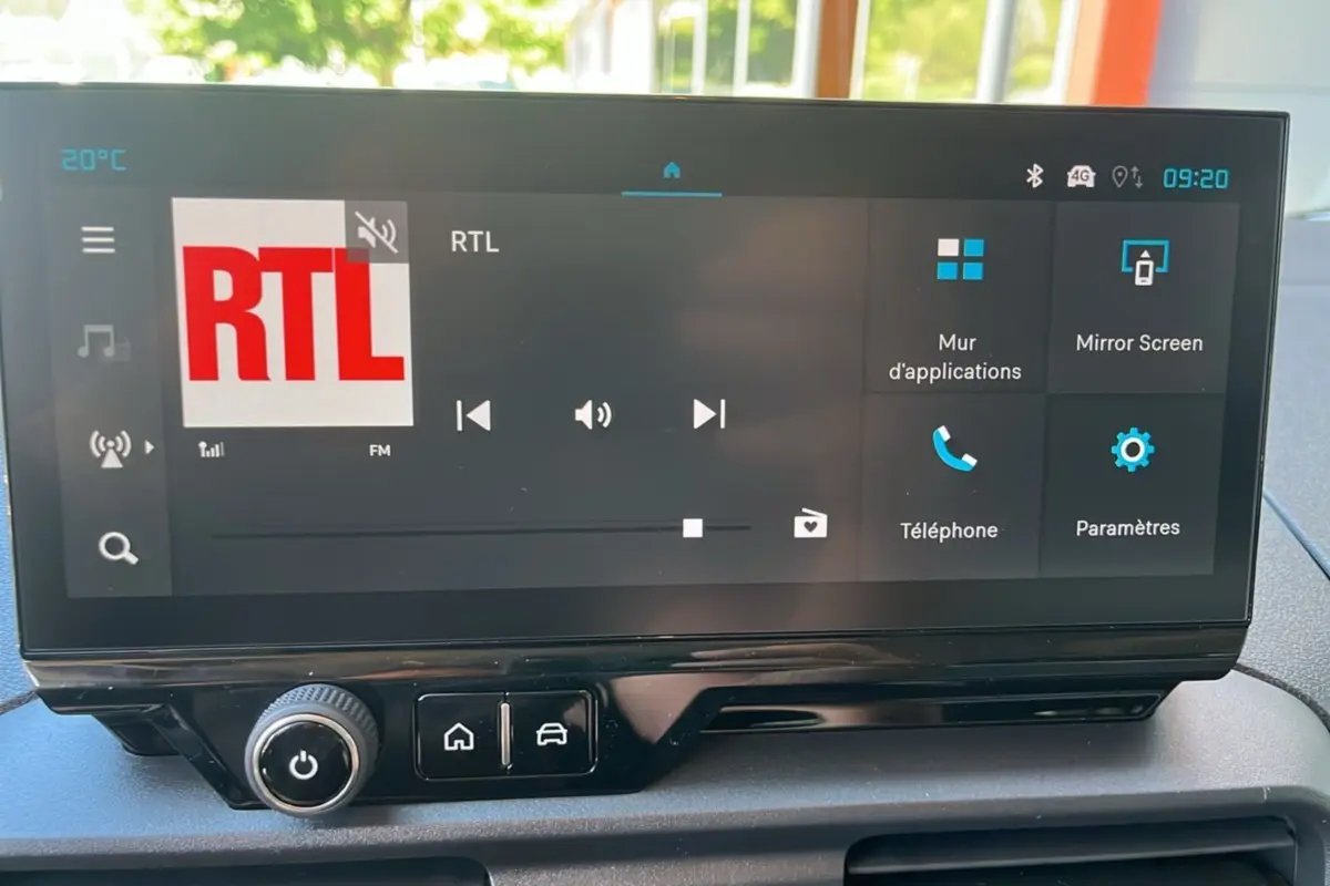 Écran tactile central du tableau de bord du Citroën Berlingo 2025 affichant la radio RTL et plusieurs options connectées.