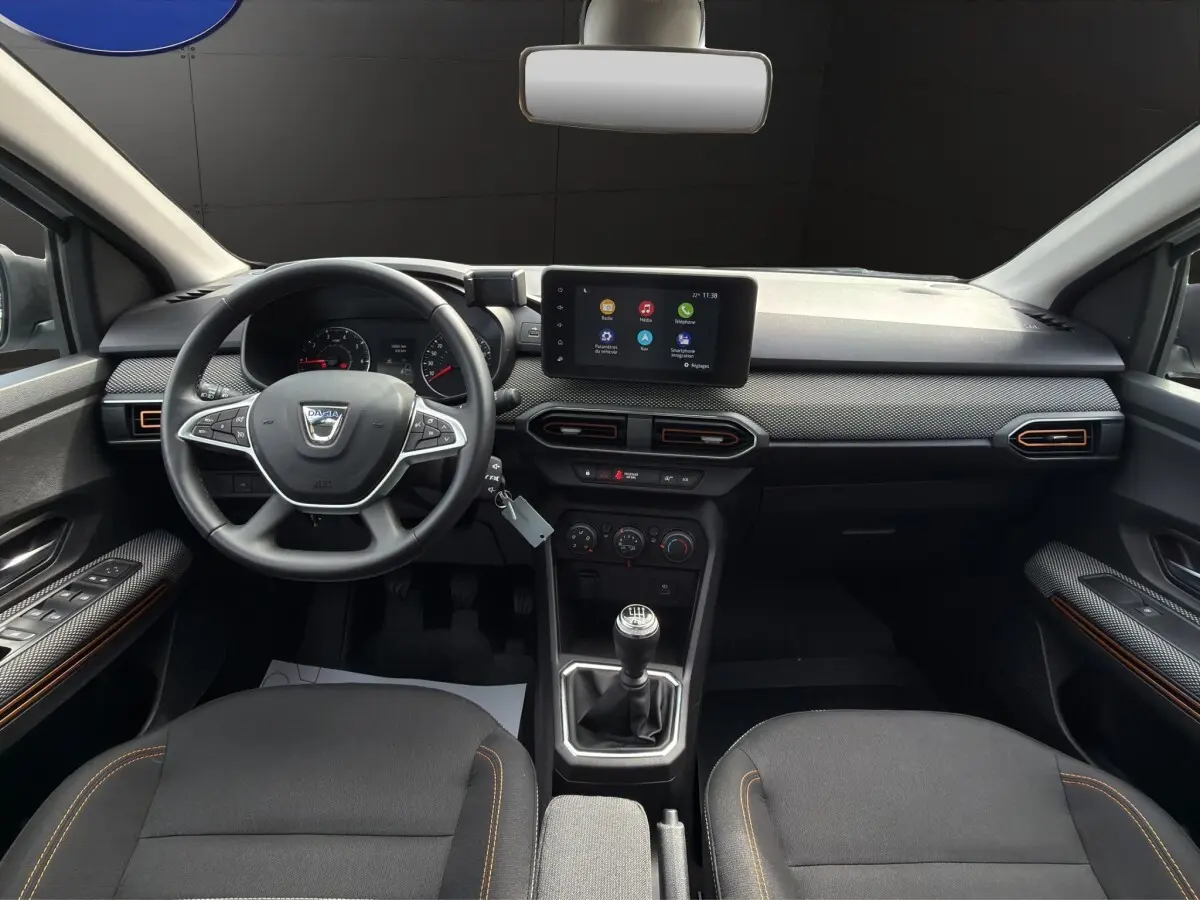 Vue intérieure avant de la Dacia Sandero Stepway Expression ECO-G 100 2022, tableau de bord noir avec écran tactile central.