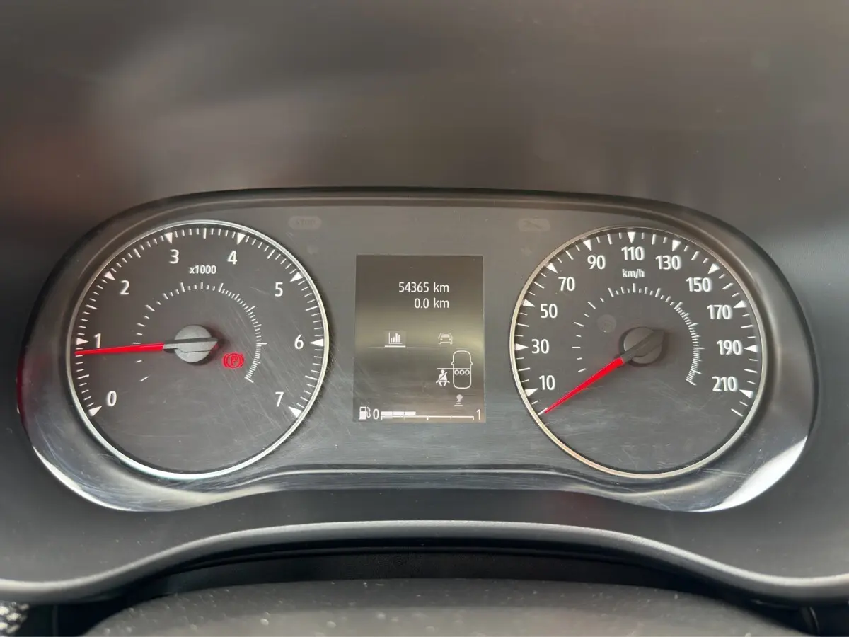 Vue rapprochée du tableau de bord de la Dacia Sandero Stepway Expression ECO-G 2022 avec compteur et écran multifonctions.
