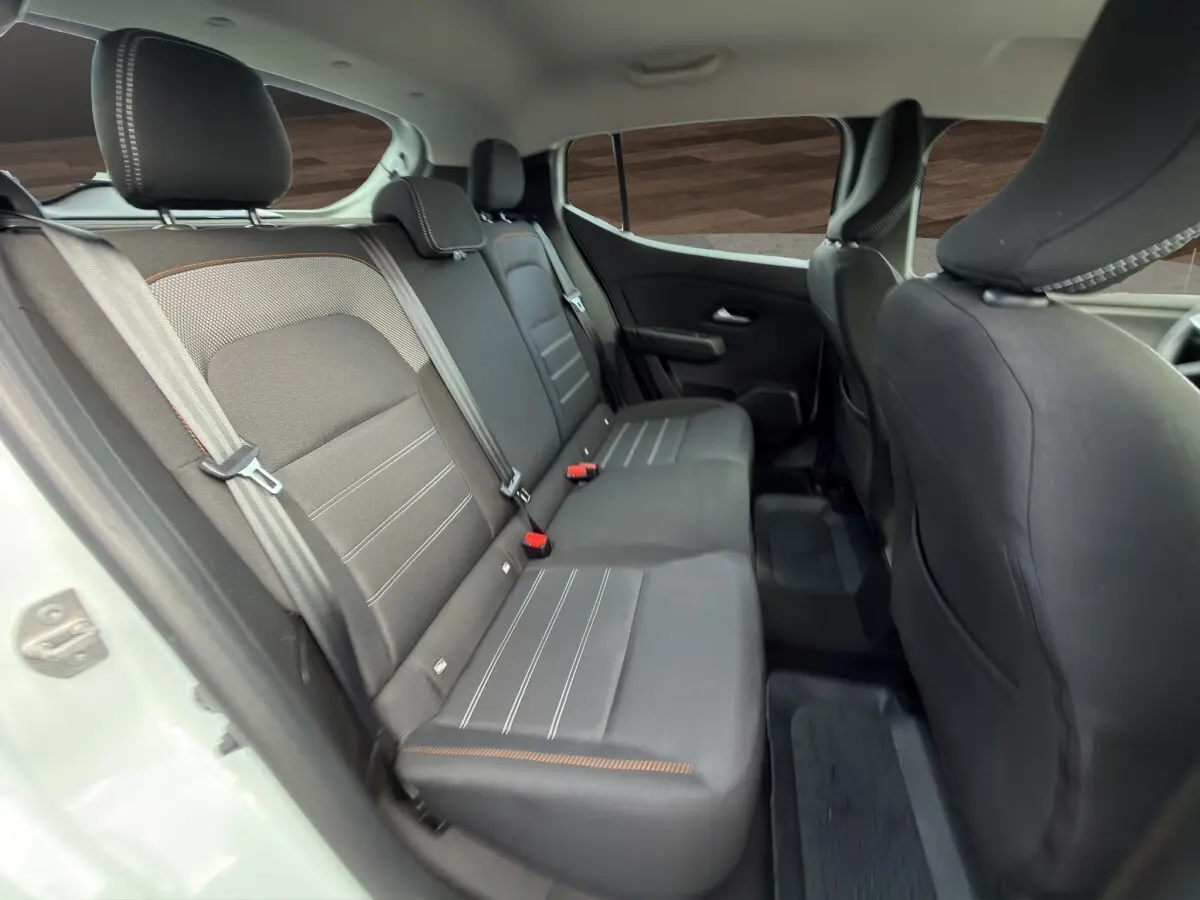 Vue intérieure côté gauche montrant la banquette arrière noire de la Dacia Sandero Stepway Expression ECO-G 2022.